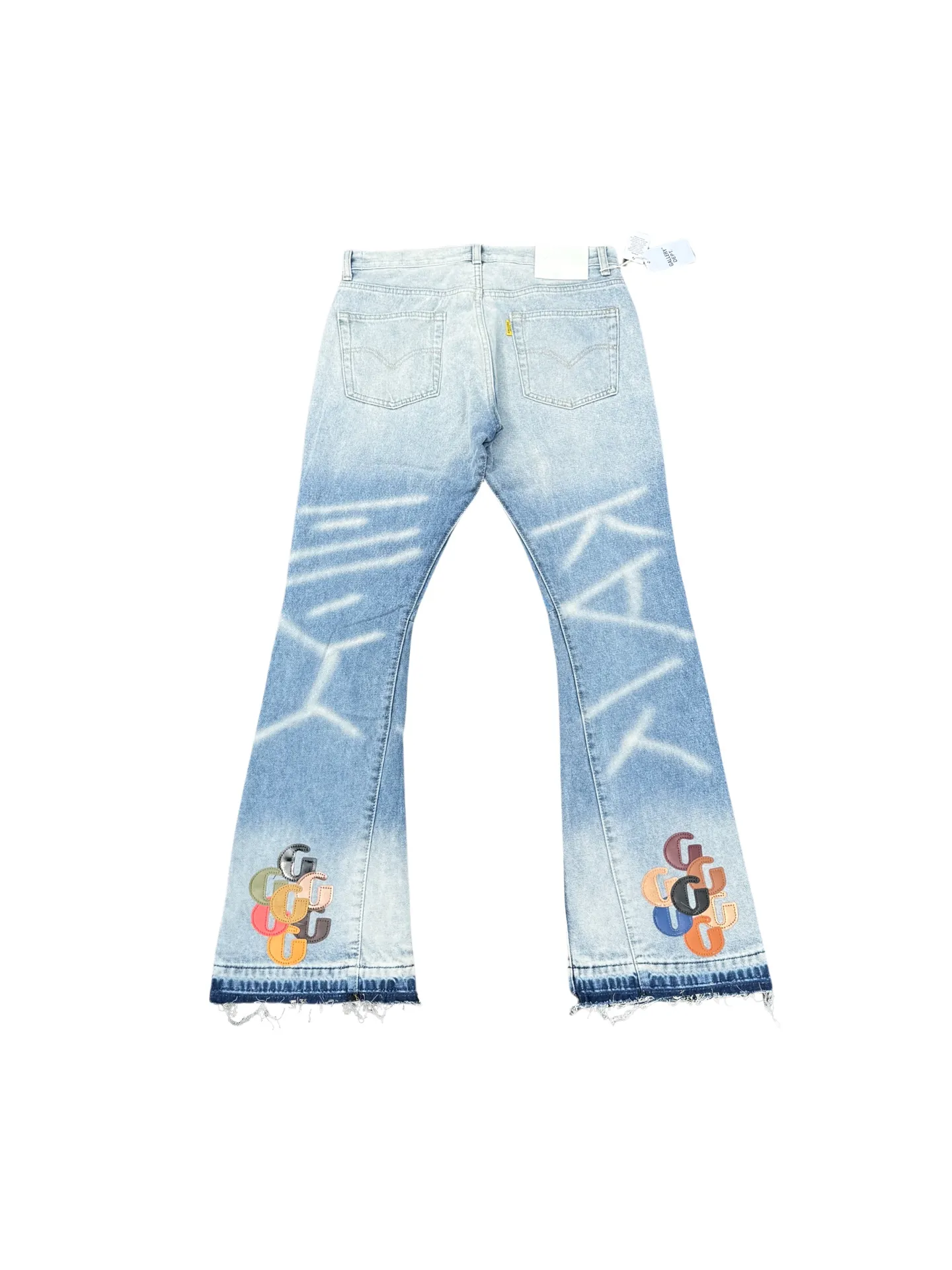 P240💰G66 GALLERY DEPT. Denim spliced ​​with all-over printed leather ripped bell-bottoms, washed and distressed jeans. GALLERY is attracted by these bell-bottoms. Whether it is a reset of Carhartt or Levis, it has created a strong brand style. Since these pants are modified from rare vintage, the production capacity is limited. Therefore, after many icons wore them, these pants were once hard to find. Later, perhaps due to the improvement of GD's business in the past two years and the expansion of production lines, the brand itself lowered the price, so I can't wait any longer for these pants this year and will definitely buy them. During the process of the denim washing plant, the owner of the washing plant helped introduce a boss who had worked for Levi's foundry and started his own business. This also paved the way for the following styles. Therefore, Levi's remodeled single product for the base plate is really familiar. Whether it is the fabrics supplied or the lathes used in production, there is nothing to choose from. -Color: blue -Size: S-XXL (corresponding to 28-36)